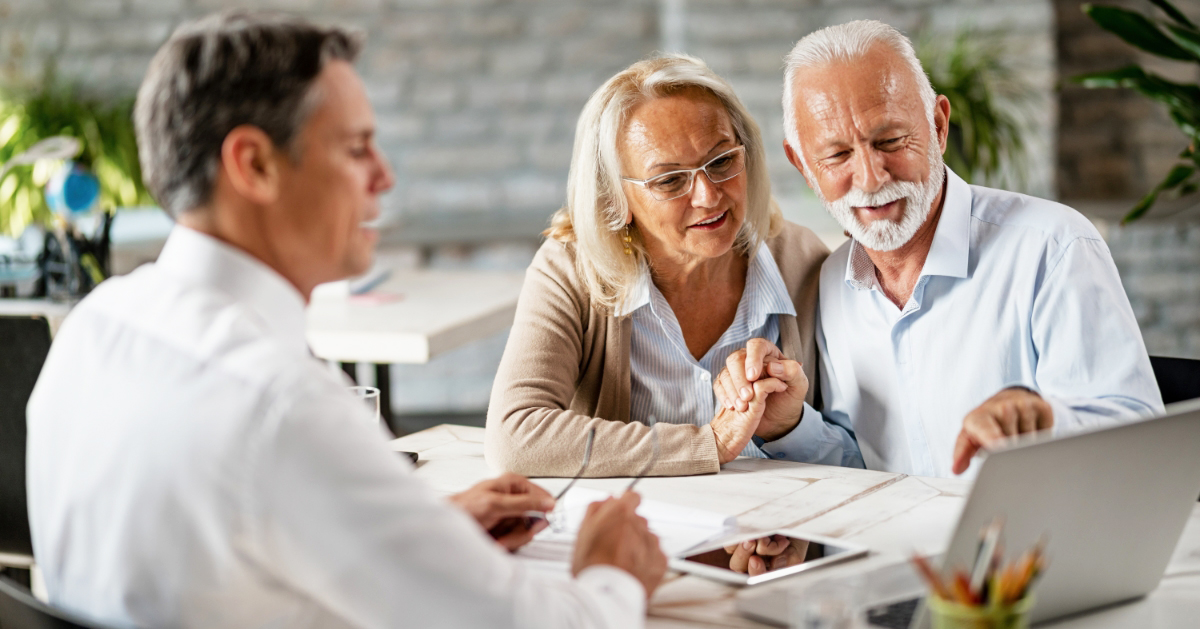 expert mutuelle santé qui guide et conseille un couple senior pour fair ele meilleur choix