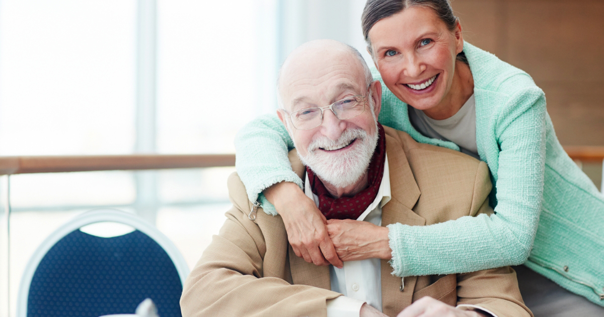 un couple senior souriant et satisfait de leurx choix de mutuelle santé