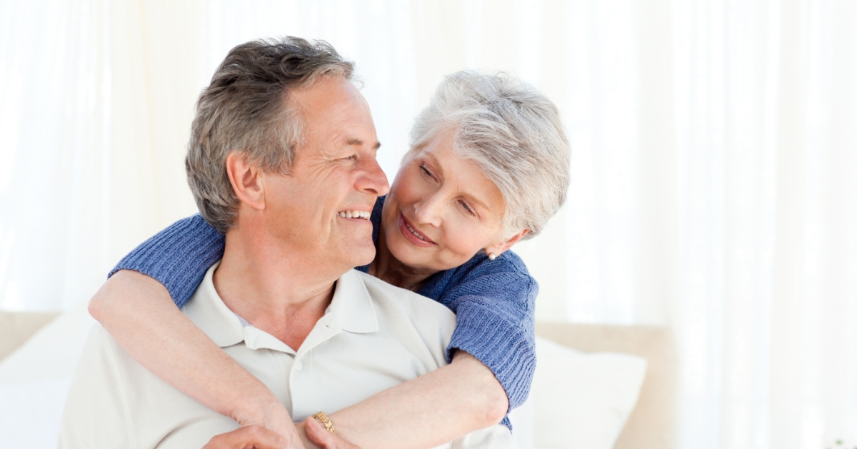 couple seniors profitant de leurs avantages pour booster leur pouvoir d'achat