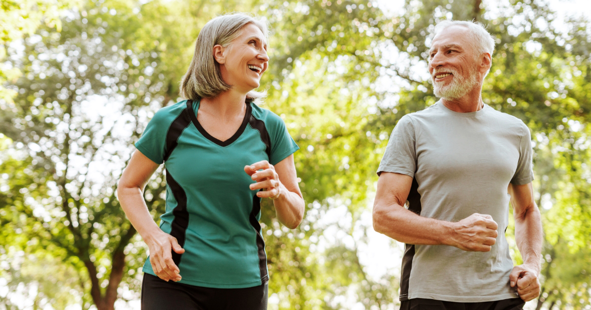 un couple de seniors qui font du sport au quotidien