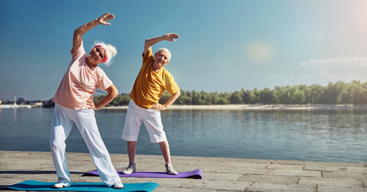des seniors qui font du stretching, ils pratiquent un renforcement et éveil muscualire sans se forcer