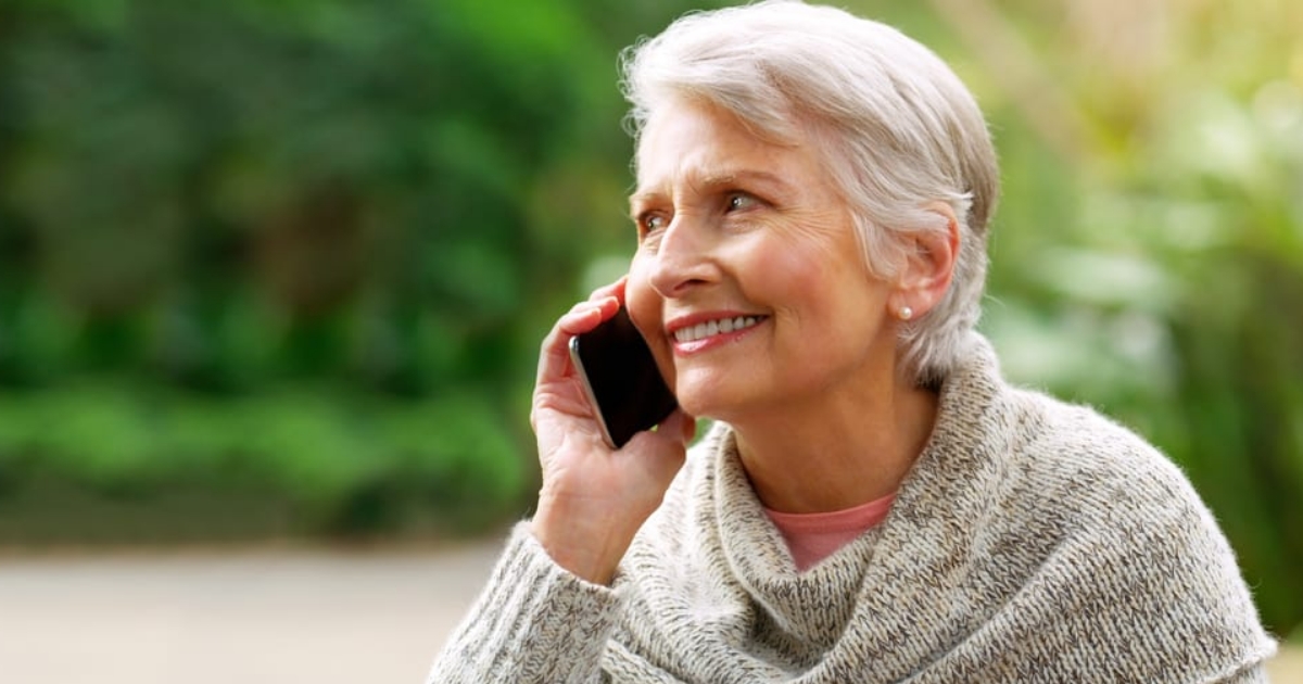 femme senior prise rendez vous expert en ergonomie pour sécurité maison