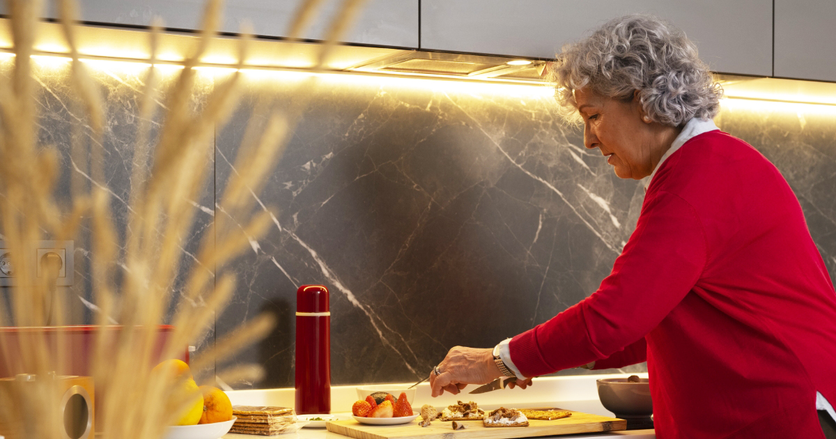 Cuisine ergonomique avec plans de travail abaissés, tiroirs coulissants et électroménager à hauteur.