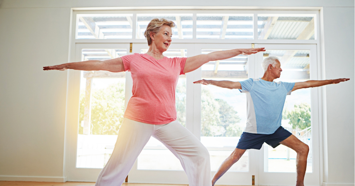 couple senior faisant du sport, meditation et yoga pour garder la flexibilité 
