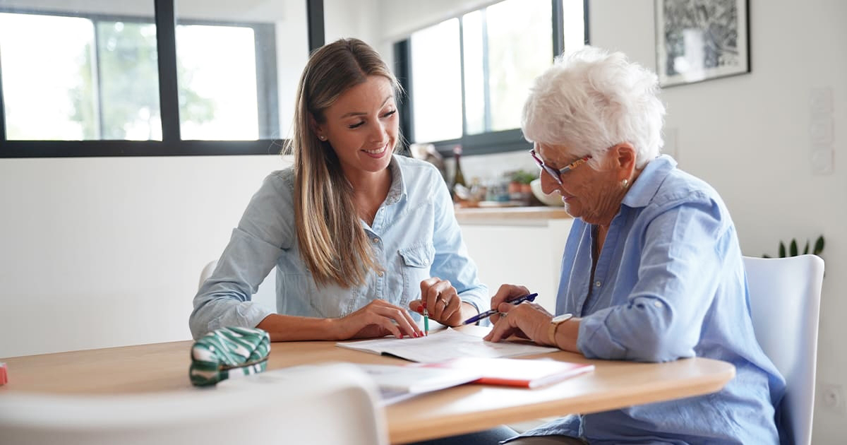 Aidant familial accompagnant son proche senior, symbolisant le soutien et l'engagement.