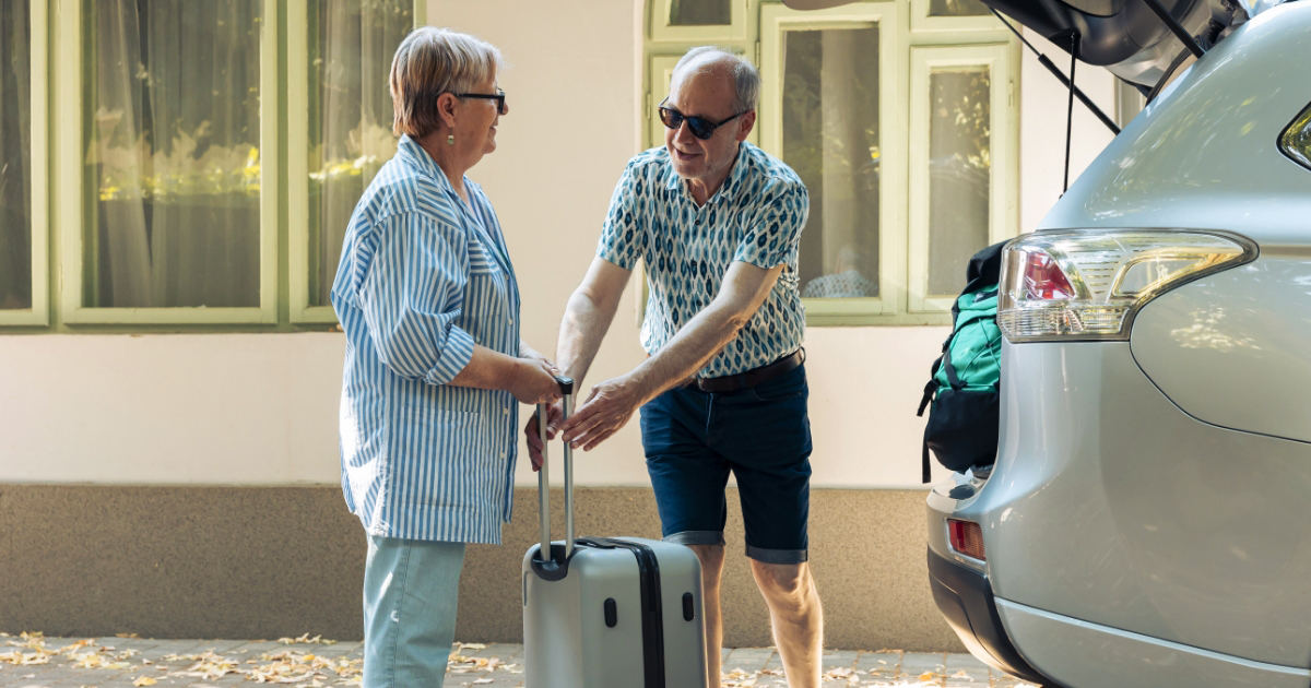 couples voyageurs seniors faisant leurs bagages pour partir en vacances avec Transavia