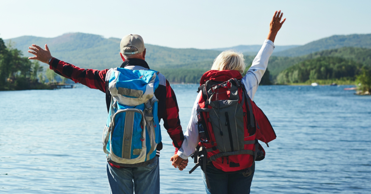 Couple seniors profitant de la promotion voyage Transavia