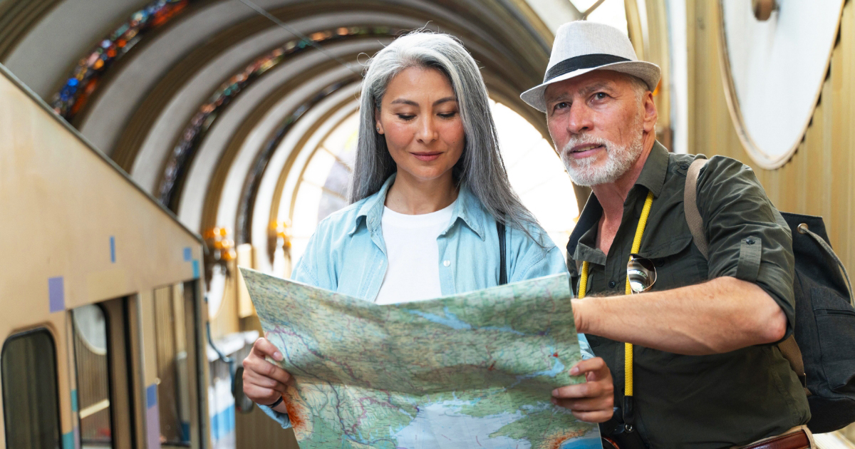 Couple seniors profitant de leurs abonnements à prix réduit pour voyager moins cher