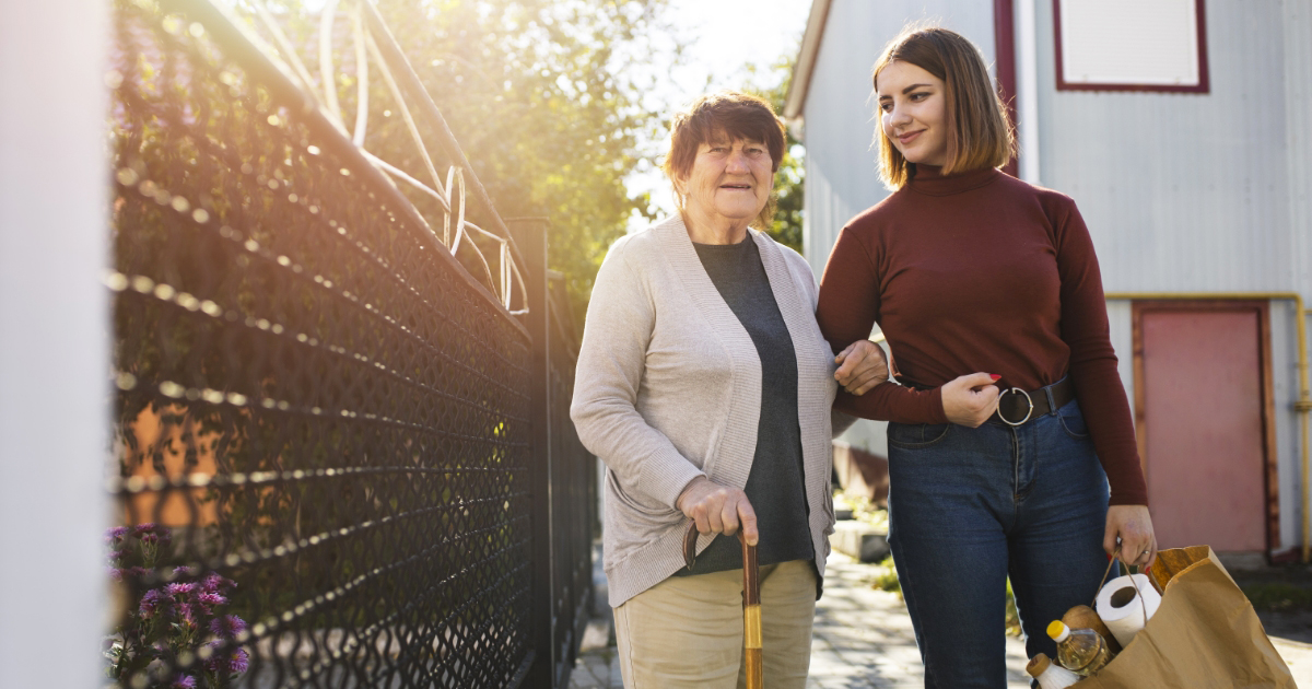 Femme senior en contrôle des dépenses et paiements en ligne avec sa carte Payelo 