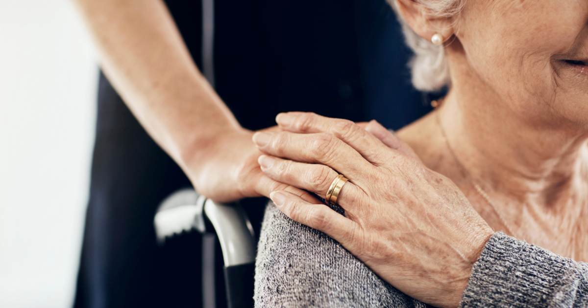 Femme senior vit en autonomie avec l'accompagnement de son aidante