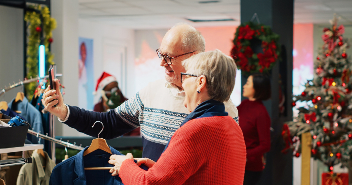 Un couple senior qui profite des soldes d'hiver et des réductions de Merci Nanou