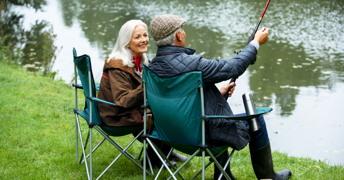 Un couple de senior profitant d'une escapade camping en pleine nature