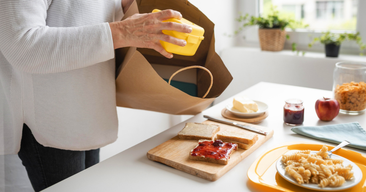 Aide alimentaire et menu complets de portage de repas pour senior 