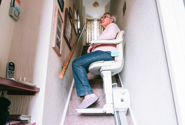Visuel Monte-escalier pour vos parents : comment les aider à en faire installer un sans se perdre dans les démarches